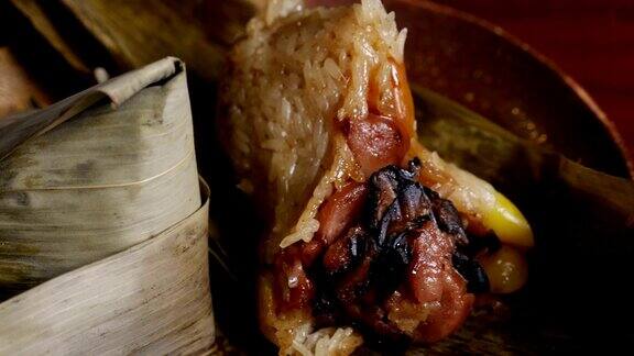 “粽子”或“bakang”“bacang”是中国传统食物
