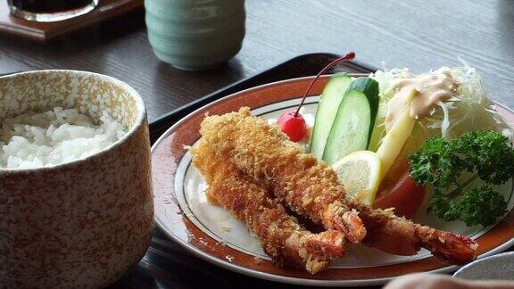 日本虾或虾天妇罗午餐套餐