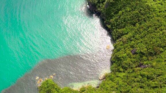 岩石岛与丛林和绿松石泻湖鸟瞰图Caramoan群岛、菲律宾
