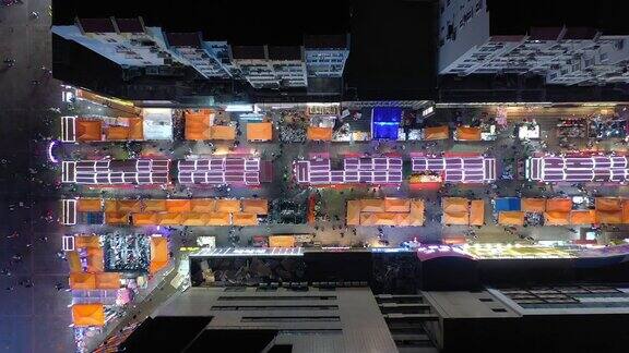 青岛市夜间灯光照明著名步行街用高空俯仰拍摄4k中国全景