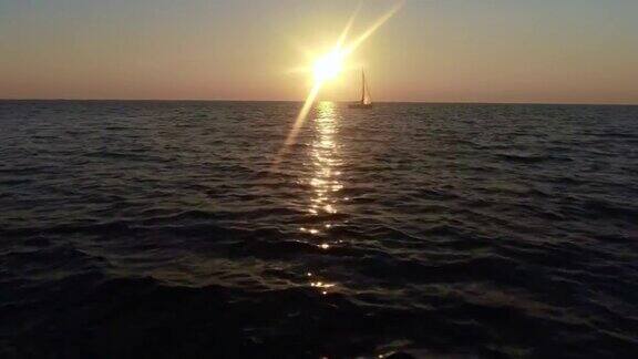 地平线上的日落帆船