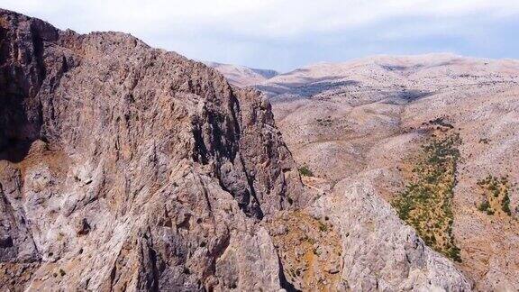 幼发拉底河三角洲巨大陡峭的悬崖峡谷土耳其戏剧性的地质奇观美丽的背景和不寻常的风景鸟瞰4k空中无人机