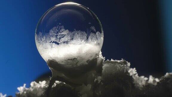 地面上的小气泡里面的冰