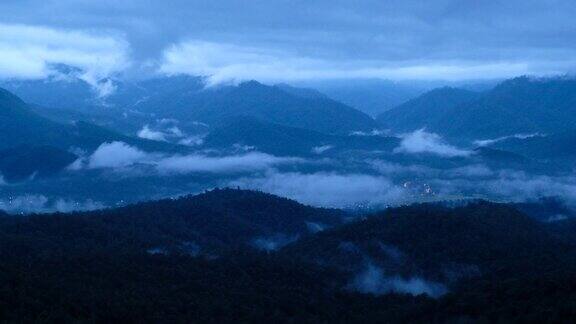 在日出之前有雾的绿化雨林山脉和丘陵的景观图像