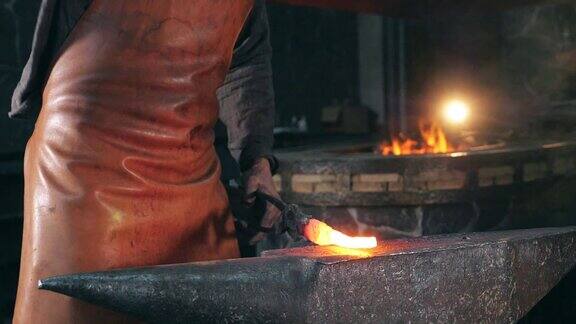 铁匠正在用锤子敲打烧热的金属