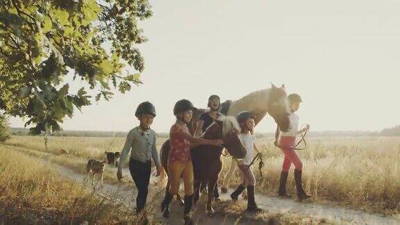 儿童骑马营地训练活动和快乐的时间在野外