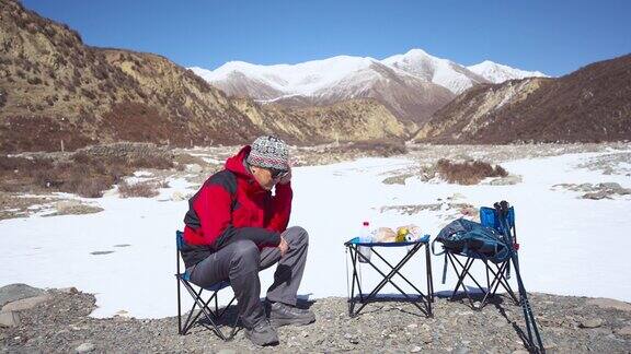 在西藏高原的荒野地区徒步旅行的亚洲中年成年人