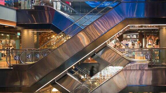 购物中心里挤在自动扶梯上的人群