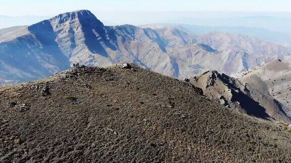 无人机拍摄的成功登山队正在攀登山脊的山顶
