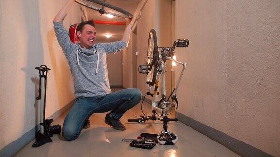 一个男人笑着在他面前旋转自行车轮子