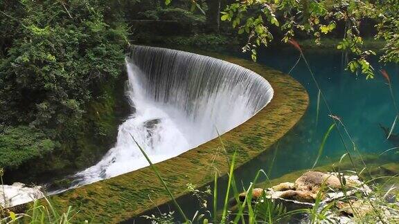 假山上的瀑布  大自然的水流 清澈的湖面