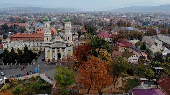 从乌日哥罗德乌克兰的老城全景城市和希腊天主教大教堂在蓝天白云