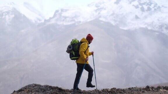 男子登山者站在山顶的山腰上