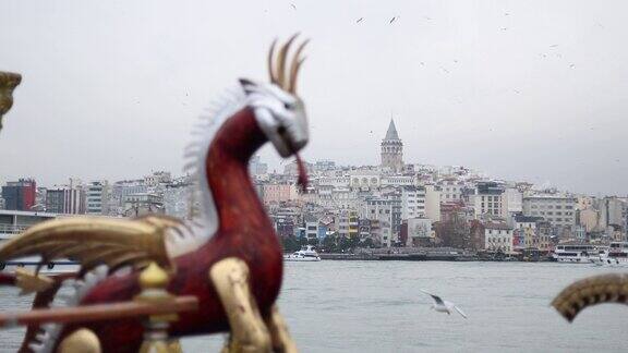 加拉塔和伊斯坦布尔城市景观与旅游船漂浮在博斯普鲁斯龙图案船艉龙图案船小船在伊诺努广场和加拉塔