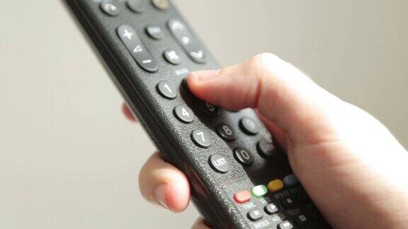 按一下电视遥控器上的按钮用手拨号一个数字