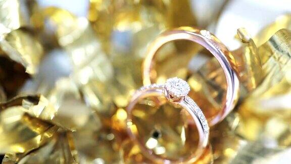 微距拍摄的结婚戒指与金色纹理的背景