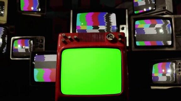 带有彩色条的老式电视机和带有绿色屏幕的复古电视机放大