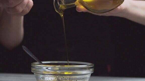 准备橄榄油和蜂蜜的酱汁倒入油