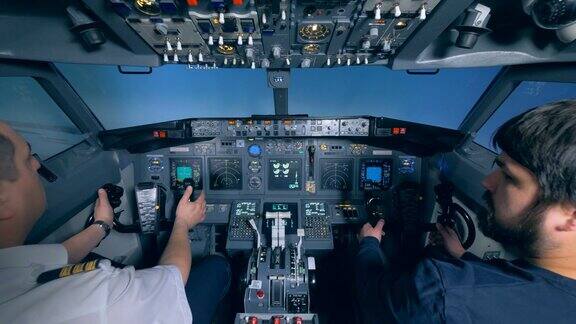 飞行模拟器舱里有一名飞行员和一名平民