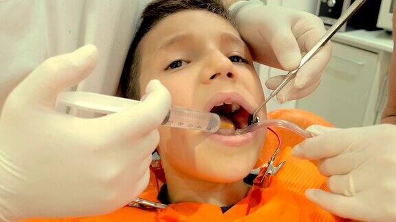 牙医温和地治疗孩子的牙齿
