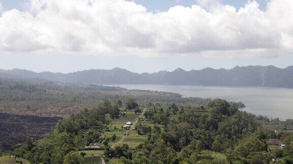 巴图尔火山位于印尼巴厘岛的一个热带岛屿上