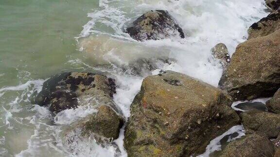 波浪撞击着岩石