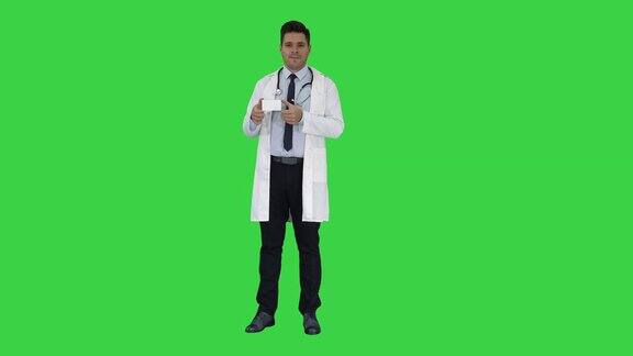 医生对着摄像机在绿屏上展示新药