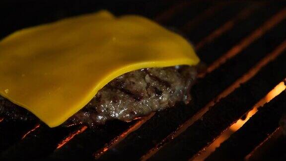 烤肉架上用来做汉堡的美味肉火是燃烧