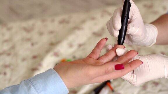 女孩用剃刀刺穿他的手指检查血液中的葡萄糖水平
