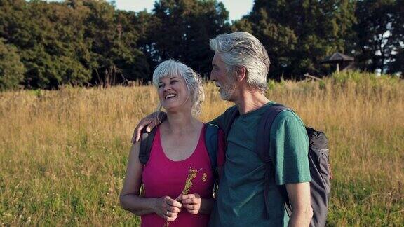 背着背包享受徒步旅行的活跃老年夫妇