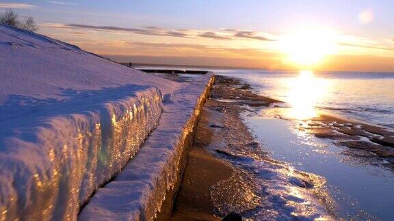 冬季寒冷的波罗的海有结冰的海滩