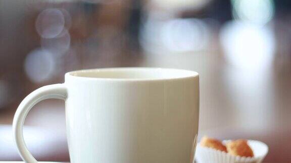 热气腾腾的咖啡饮料在咖啡厅咖啡厅