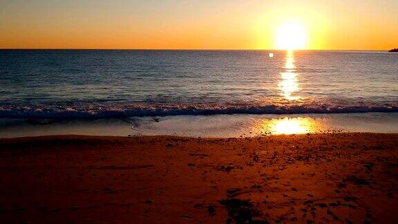 日落在大海和海滩上