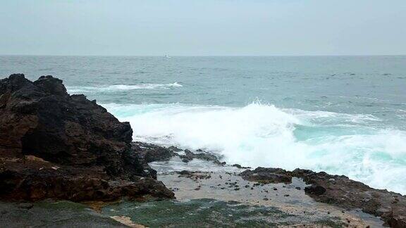 海浪和岩石海岸