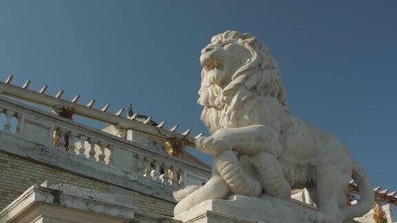 狮子雕像古建筑