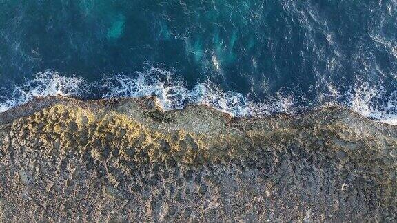 鸟瞰图:从上面俯瞰加勒比海一个岛屿的海岸线