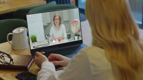 远程学习视频类在线教育数字的教训在家学习的女教师在笔记本电脑屏幕上讲课