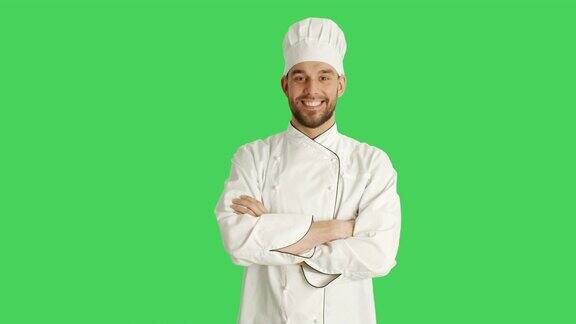中景的一个英俊的厨师交叉他的胳膊和微笑背景为绿幕