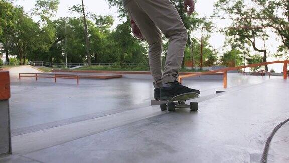 滑板手在一个混凝土滑板公园里滑行慢镜头特写