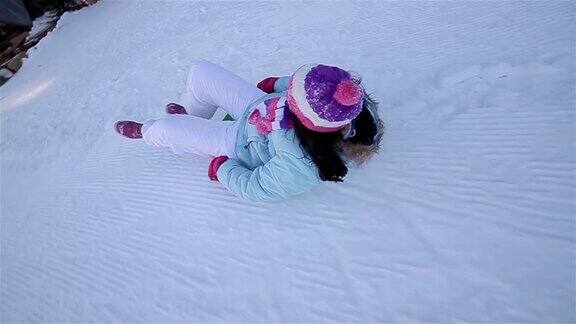 在雪地上滑行相机稳定拍摄