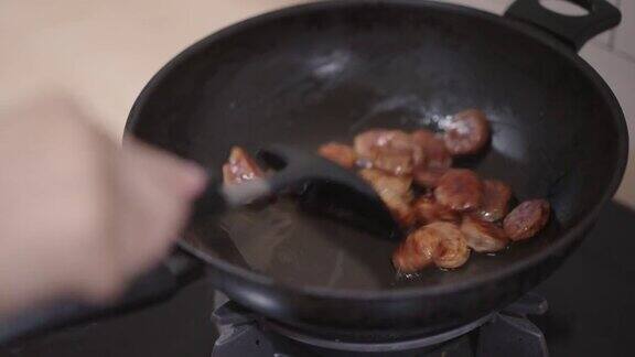 中国香肠切片在锅里煮的特写镜头