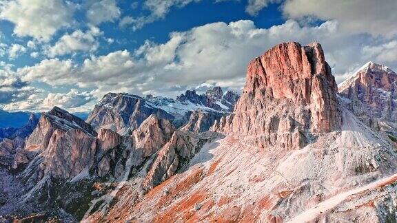 意大利DolomitesPassoGiau附近的Averau峰鸟瞰图