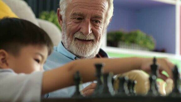爷爷和孙子在下棋