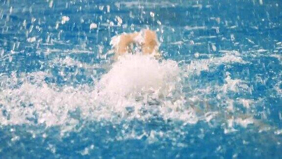 一位女游泳运动员正在游泳