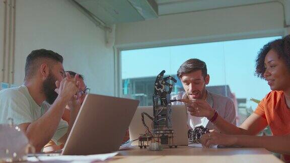 新的业务团队合作在办公室讨论机器人手臂