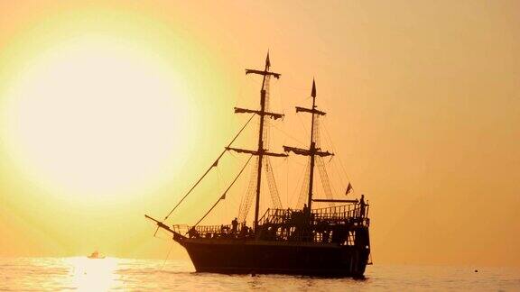 美丽的日落这艘船在日落时航行在海上的船上行走日落时船的剪影