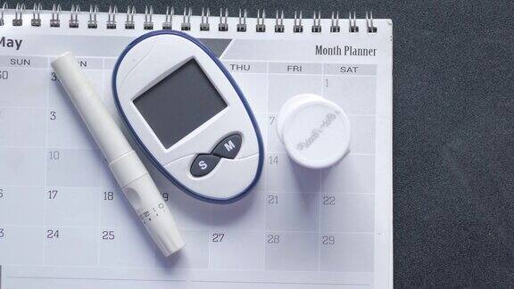 糖尿病测量工具和日历放在桌上