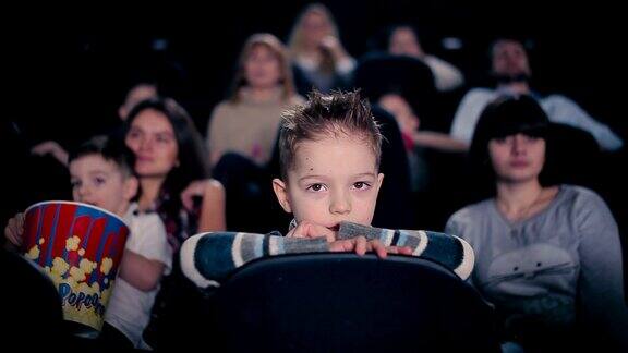 男孩在电影院看电影