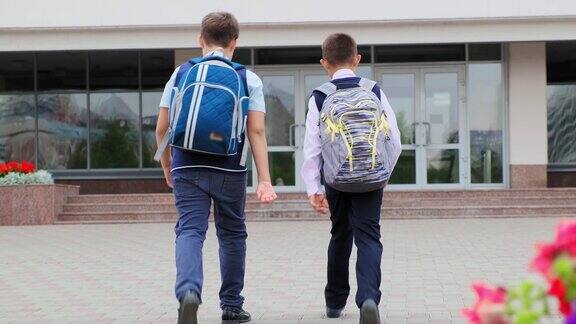 背着大背包的男生步行去教学楼
