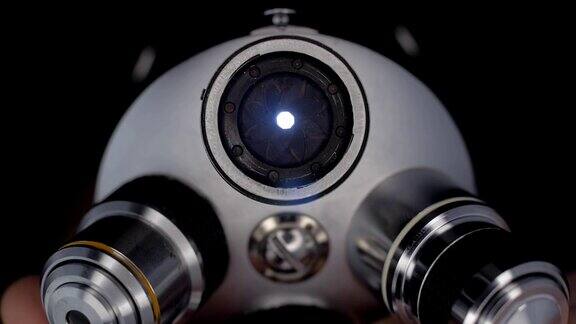 在显微镜镜头上手动光圈以正确曝光